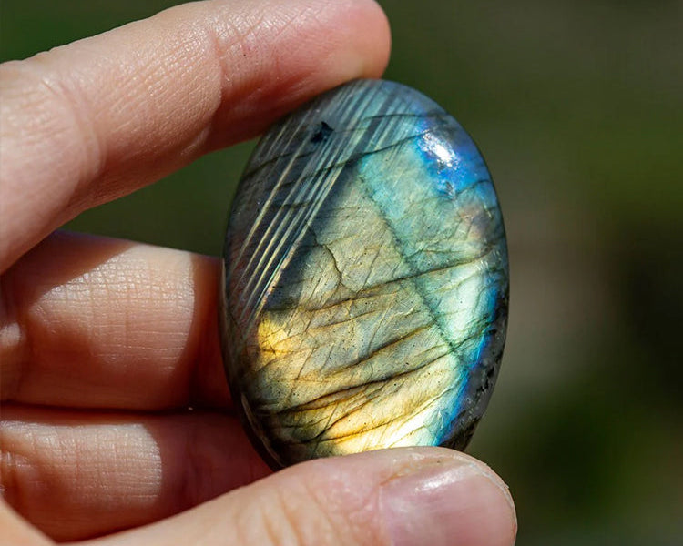 Exploring the Kingdom of Labradorite: Beauty and Powers